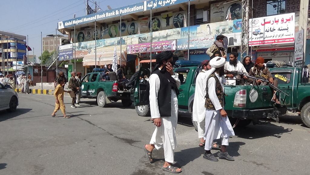 Milicianos talibanes patrullan las calles de la ciudad de Jalalabad