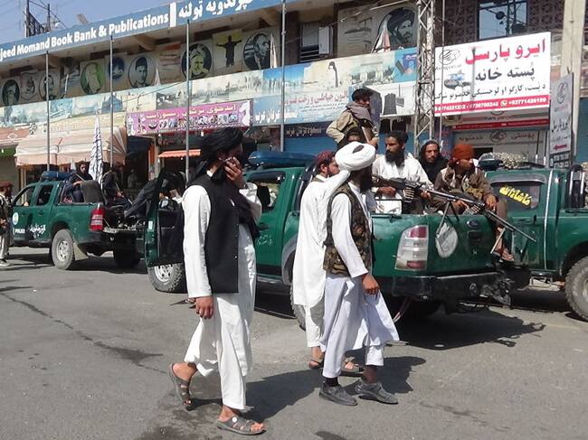 Milicianos talibanes patrullan las calles de la ciudad de Jalalabad