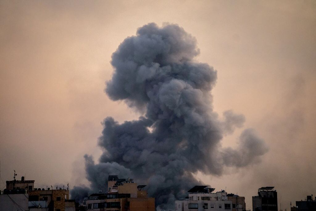 El humo se levanta sobre la zona sur de la ciudad de Beirut en el Líbano, luego de un nuevo ataque aéreo de Israel