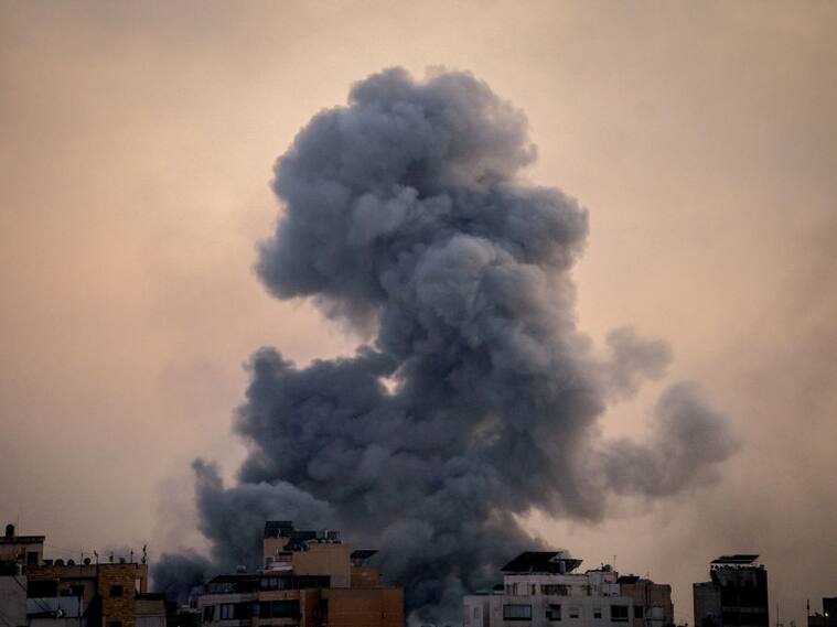 El humo se levanta sobre la zona sur de la ciudad de Beirut en el Líbano, luego de un nuevo ataque aéreo de Israel