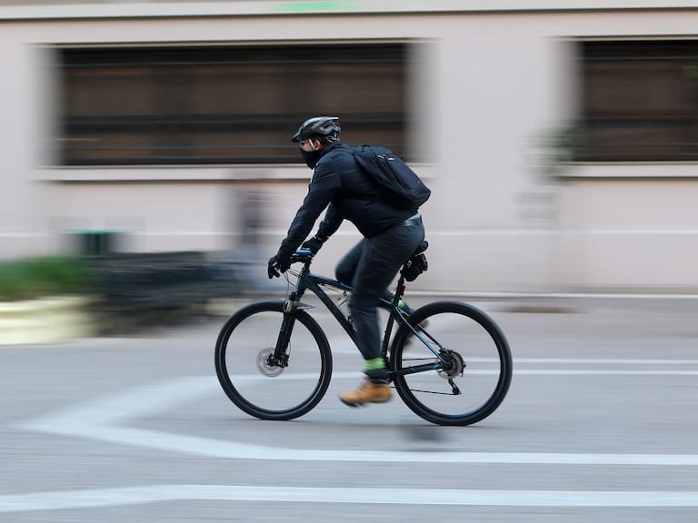 ¡Atención ciclistas! Estas son las multas por circular contra el tránsito en calles y ciclovías de Chile