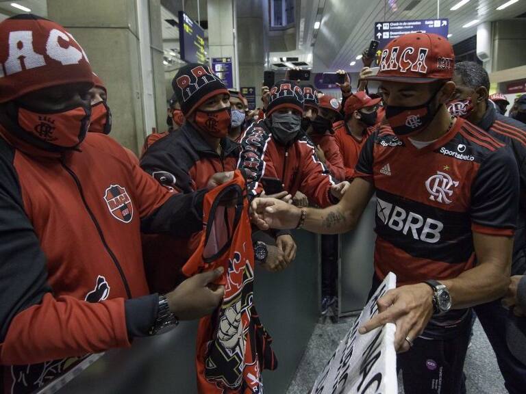 Lo recibieron como un rockstar: Así fue la llegada de Mauricio Isla a Brasil