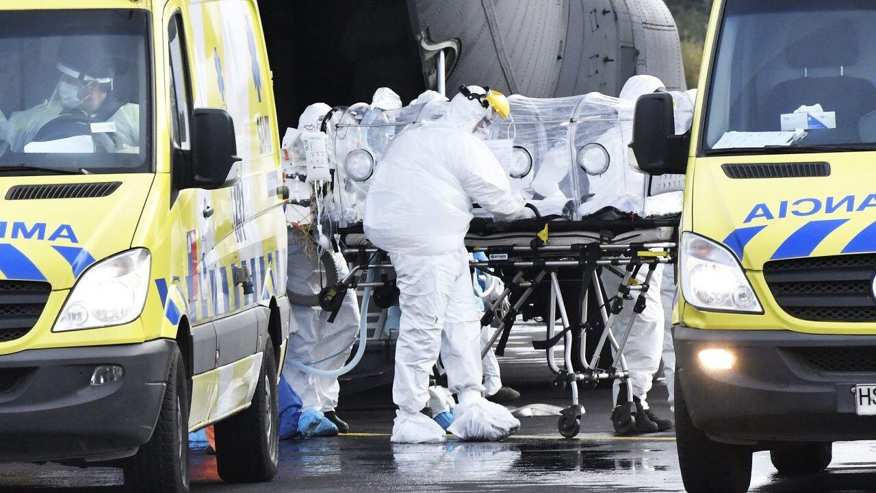 19 de JUNIO 2020/VALDIVIACuatro pacientes con COVID-19 fueron trasladados en un avión de la Fach , desde Santiago al Hospital Regional de Valdivia.
FOTO: MIGUEL ANGEL BUSTOS/AGENCIAUNO