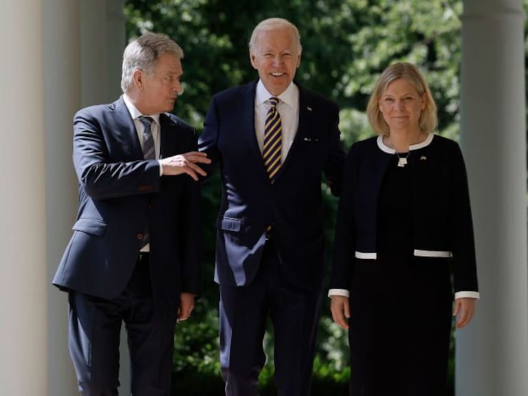 WASHINGTON, DC - MAY 19: U.S. President Joe Biden (C) walks with Finland&#039;s President Sauli Niinisto (L) and Sweden&#039;s Prime Minister Magdalena Andersson along the Rose Garden colonnade  before making statements to the press at the White House on May 19, 2022 in Washington, DC. The leaders are meeting with President Biden and other U.S. officials to discuss the two countries request to join the NATO alliance in the wake of Russia&#039;s invasion of Ukraine. (Photo by Chip Somodevilla/Getty Images)