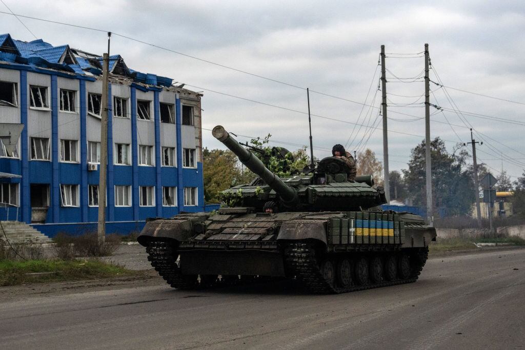 Un tanque de Ucrania avanza por una cale de la localidad de Bakhmut