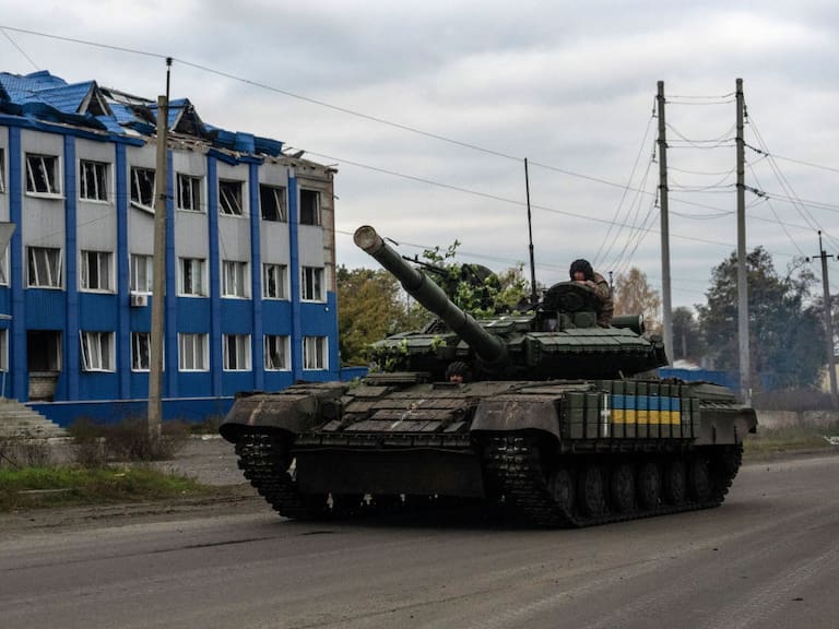 Un tanque de Ucrania avanza por una cale de la localidad de Bakhmut