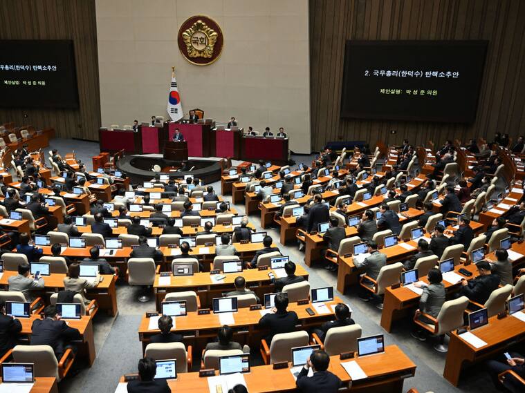 La Asamblea Nacional de Corea del Sur vota a favor la moción de destitución del presidente en funciones Han Duck Soo