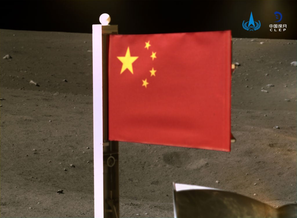 La CNSA colocó una bandera de China  en la superficie lunar en 2020