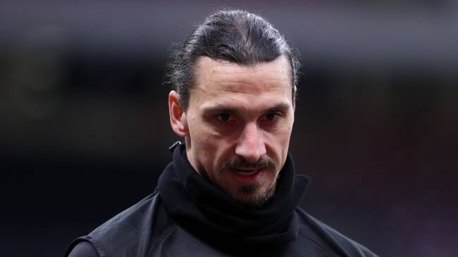 MILAN, ITALY - FEBRUARY 07: (BILD ZEITUNG OUT) Zlatan Ibrahimovic of AC Milan warm up during the Serie A match between AC Milan and FC Crotone at Stadio Giuseppe Meazza on February 7, 2021 in Milan, Italy. (Photo by Sportinfoto/DeFodi Images via Getty Images)