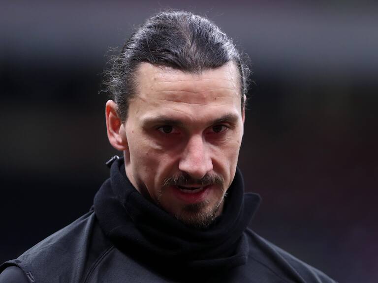 MILAN, ITALY - FEBRUARY 07: (BILD ZEITUNG OUT) Zlatan Ibrahimovic of AC Milan warm up during the Serie A match between AC Milan and FC Crotone at Stadio Giuseppe Meazza on February 7, 2021 in Milan, Italy. (Photo by Sportinfoto/DeFodi Images via Getty Images)
