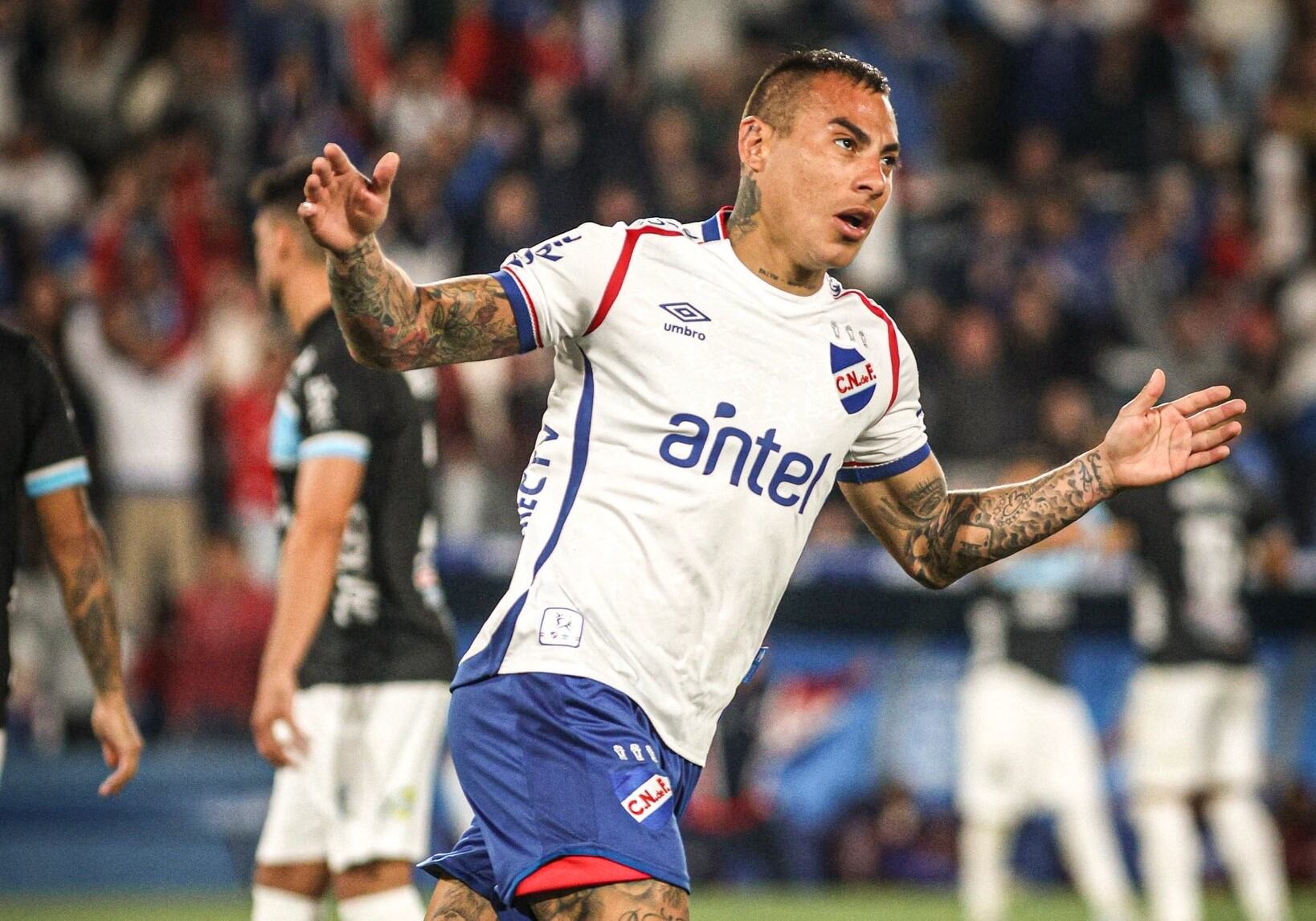 Adelantan que Eduardo Vargas está a un paso de dejar Nacional de Uruguay