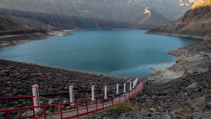 Así luce el embalse El Yeso al máximo de su capacidad tras las lluvias: es el que abastece de agua a Santiago
