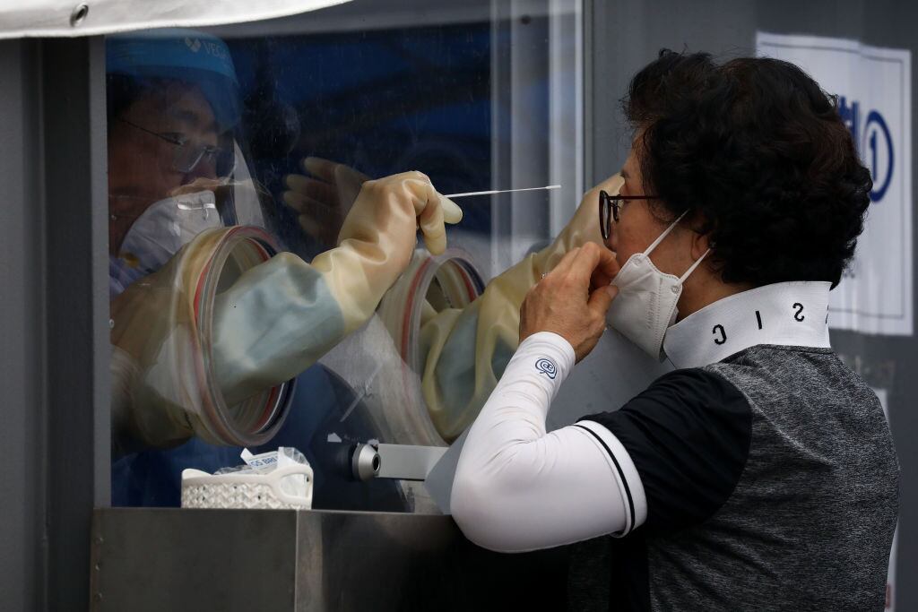 Trabajador de la salud realiza un test del Covid-19 en Corea del Sur