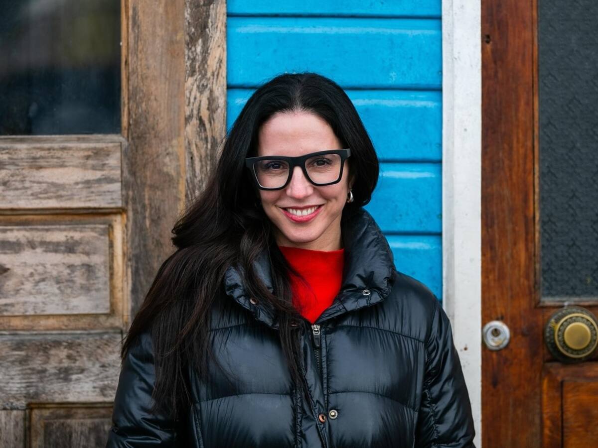 Luz Valdivieso presenta públicamente a su nueva pareja en su cumpleaños: lo hizo con un efusivo beso