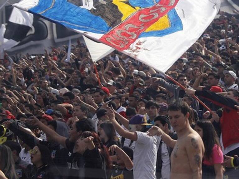 «17 años de paternidad», el lienzo que desplegó la Garra Blanca en contra de la U