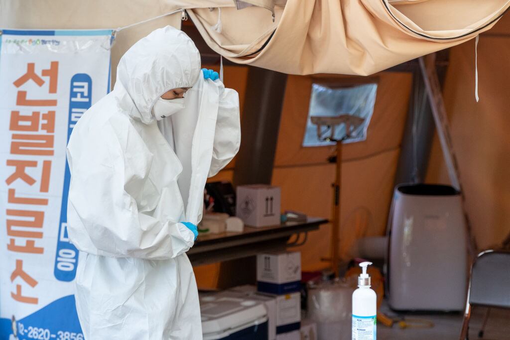 Trabajadores de la salud enfrentan la pandemia en Corea