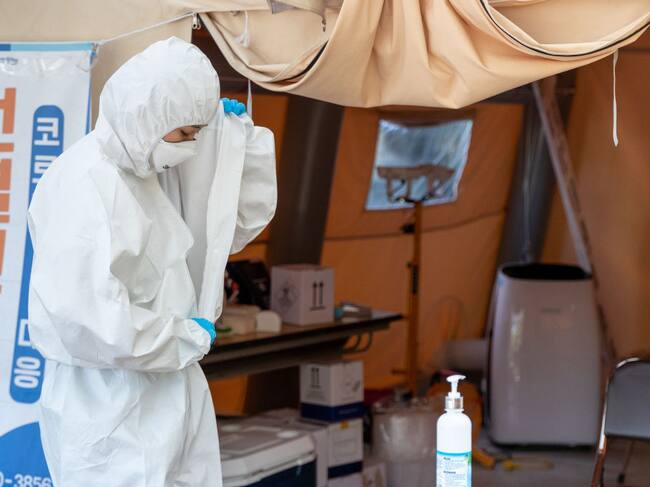 Trabajadores de la salud enfrentan la pandemia en Corea
