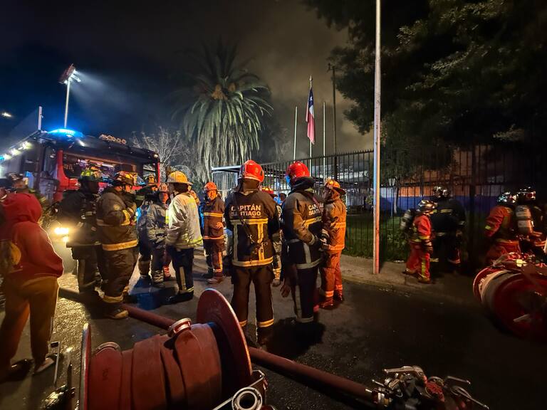 Incendio destruye oficinas del Liceo Industrial de Recoleta y deja un lesionado: 70% del establecimiento terminó con daños