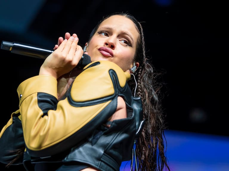 «A de Apruebo»: Fanáticos de Rosalía cumplieron con el llamado a gritar por esta opción en su concierto