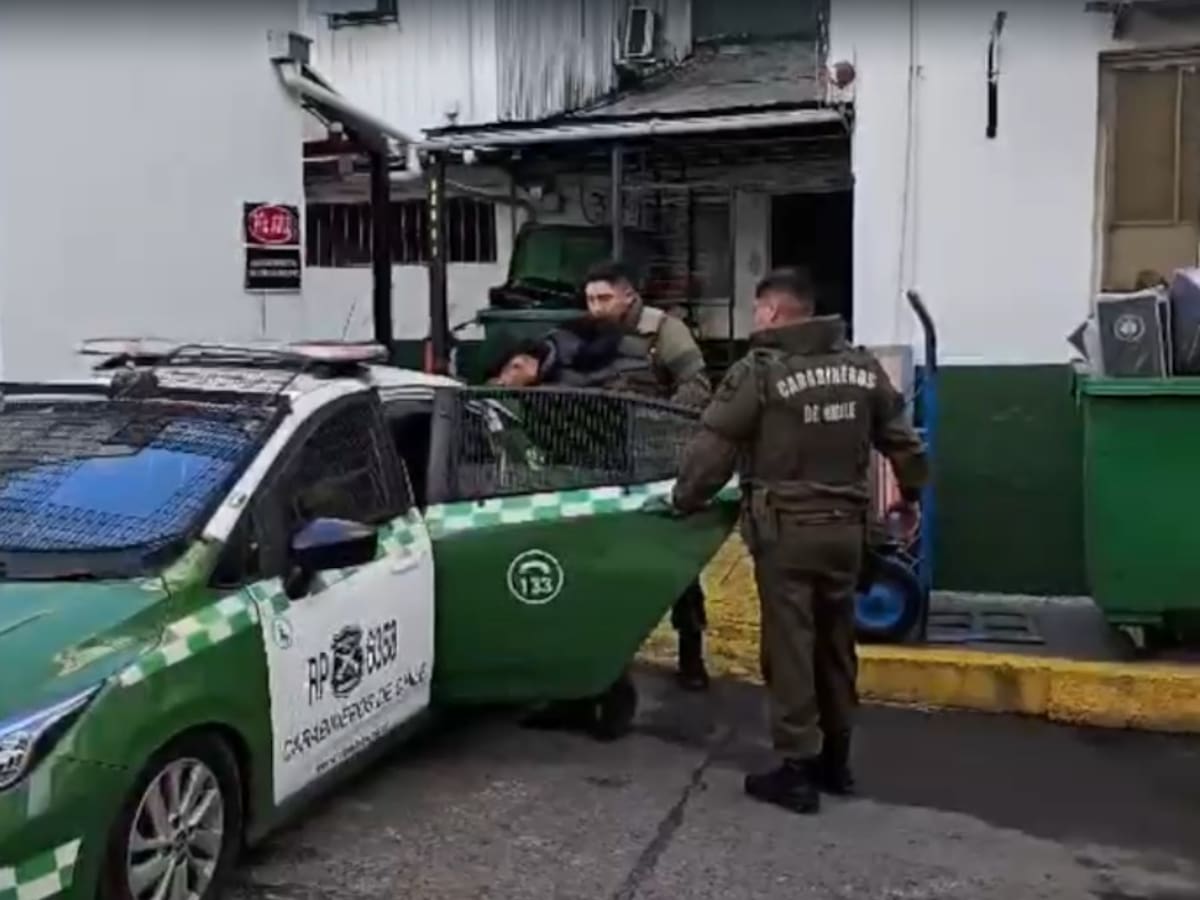 Balas, fármacos y 14 celulares: el peligroso perfil del alumno del Instituto Nacional detenido por amenazar con un tiroteo