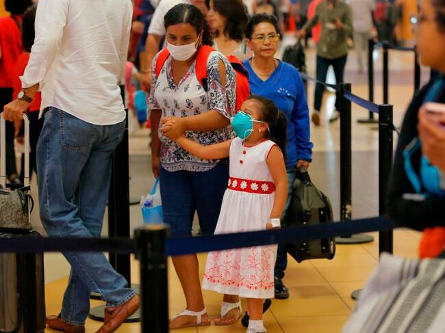 Unas pasajeras utilizan máscaras en el aeropuerto de Lima