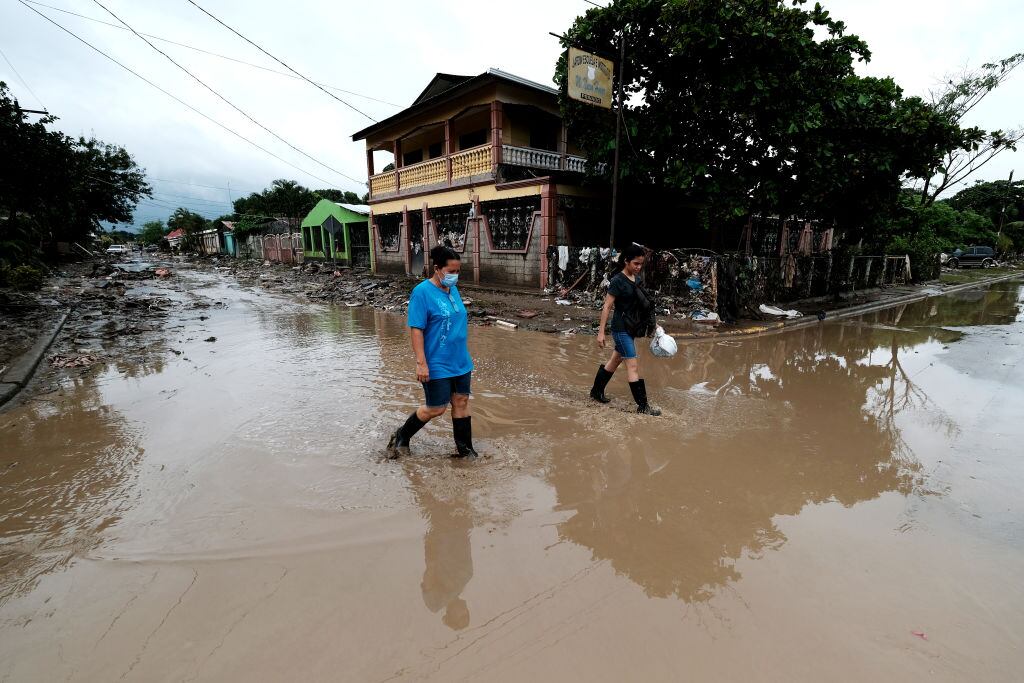 Las personas se desplazan entre las inundación en San Pedro Sula