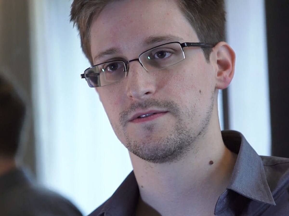 Presidente Vladímir Putin le otorga la nacionalidad rusa a Edward Snowden