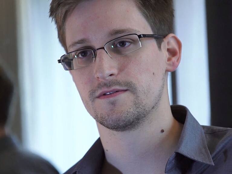 Presidente Vladímir Putin le otorga la nacionalidad rusa a Edward Snowden