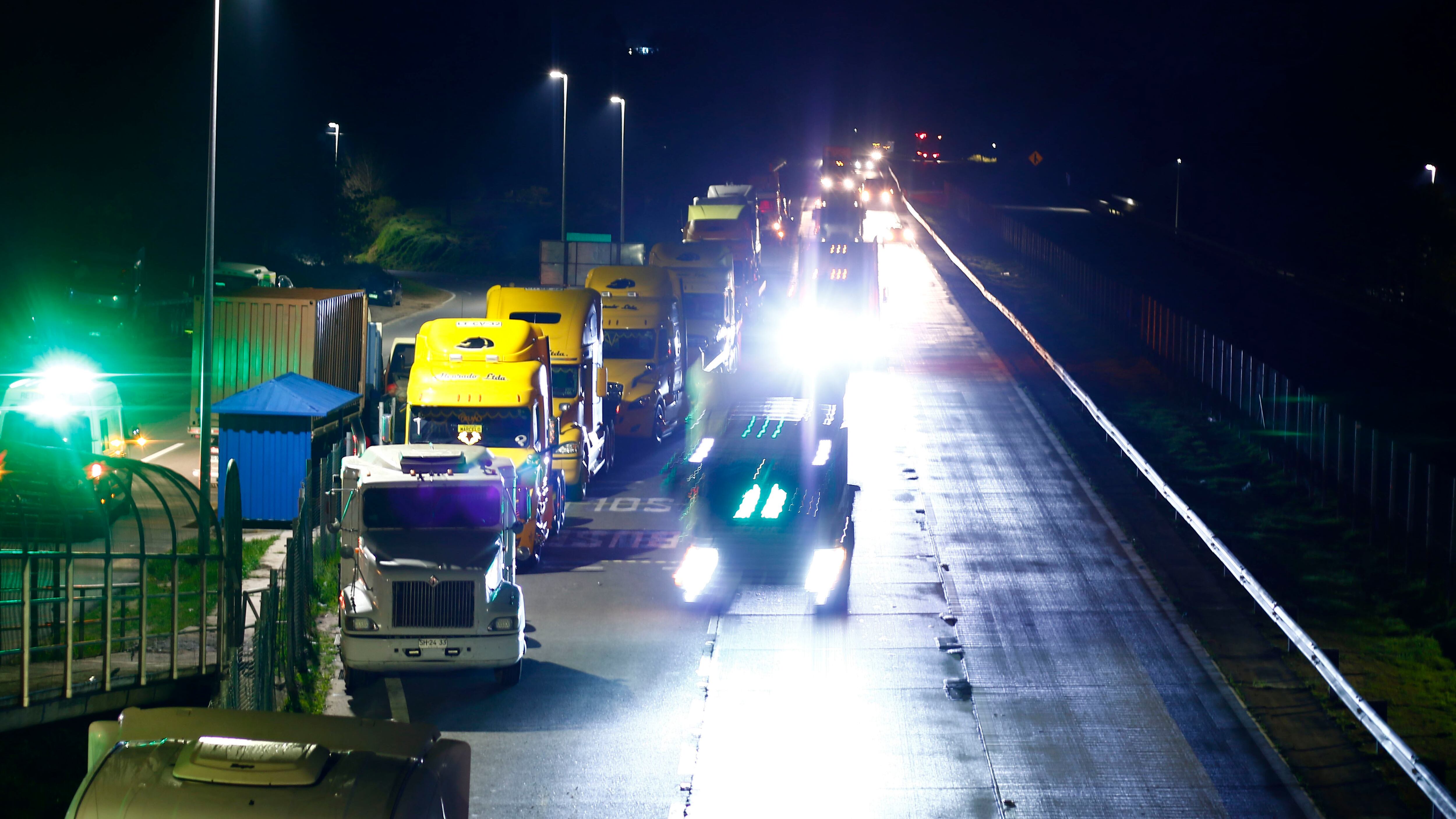 26 DE AGOSTO DE 2020/VALPARAISOVista de los camiones estacionados a un costado de la Ruta 68 en medio del paro de camioneros exigiendo medidas de seguridad en las rutas del pais, debido al aumento de la violencia en La Araucania.
FOTO: LEONARDO RUBILAR CHANDIA/AGENCIAUNO