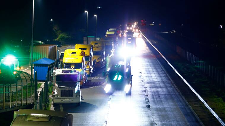 26 DE AGOSTO DE 2020/VALPARAISOVista de los camiones estacionados a un costado de la Ruta 68 en medio del paro de camioneros exigiendo medidas de seguridad en las rutas del pais, debido al aumento de la violencia en La Araucania.
FOTO: LEONARDO RUBILAR CHANDIA/AGENCIAUNO