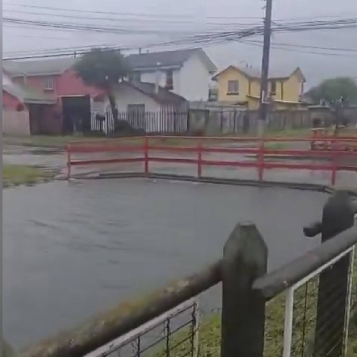 Hay viviendas cercanas: imagen muestra inminente desborde de canal Manuel Gaete de Talcahuano en medio de temporal