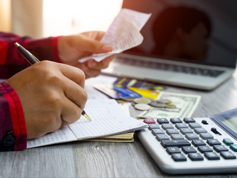 Retiro de fondos y ayudas monetarias fueron claves: bajó el número de morosos en Chile a finales de 2020