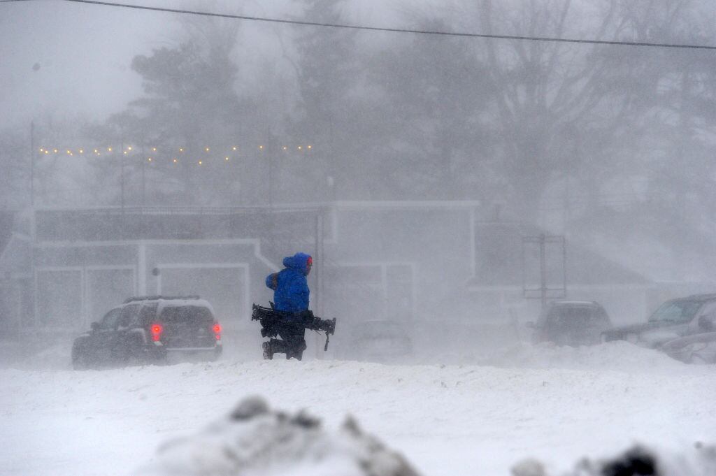 Camina entre nieve y frío en el estado de Nueva York en EEUU
