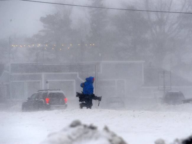 Camina entre nieve y frío en el estado de Nueva York en EEUU