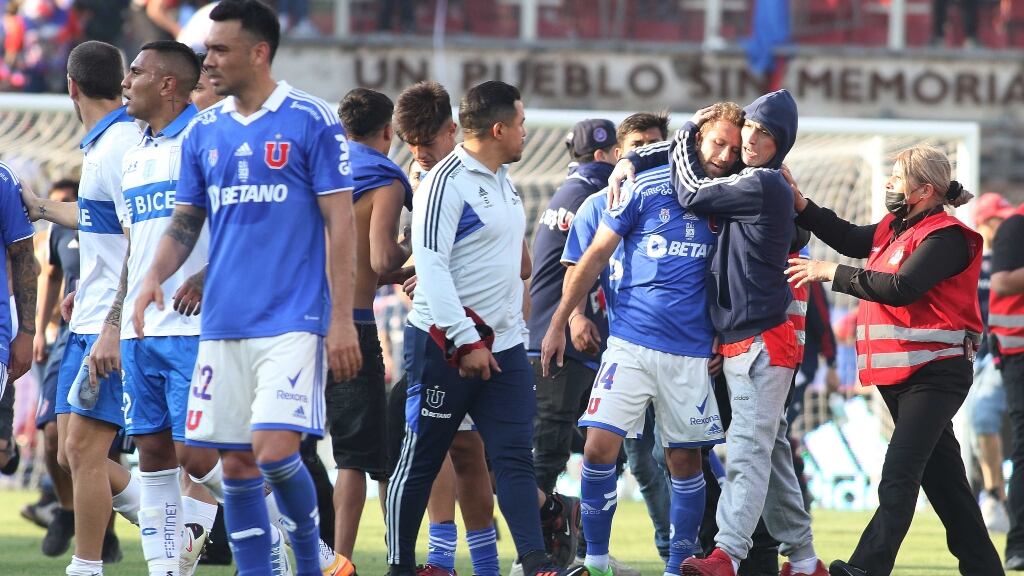 El castigo al que se expone la U de Chile por la invasión de sus hinchas en el Clásico Universitario