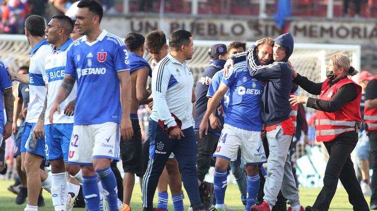 El castigo al que se expone la U de Chile por la invasión de sus hinchas en el Clásico Universitario