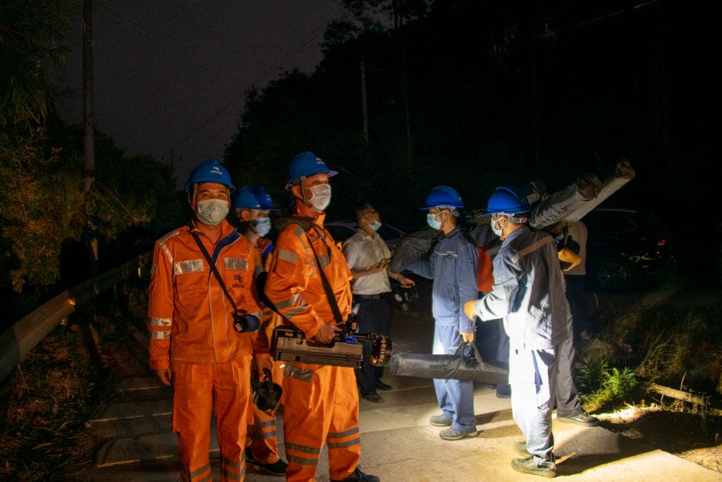 Equipos de rescate trabajan en el avión caído en el condado de Tengxian