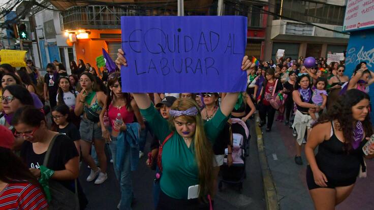 Día Internacional de la Mujer: el 73% de las chilenas considera que tienen menos oportunidades laborales que los hombres