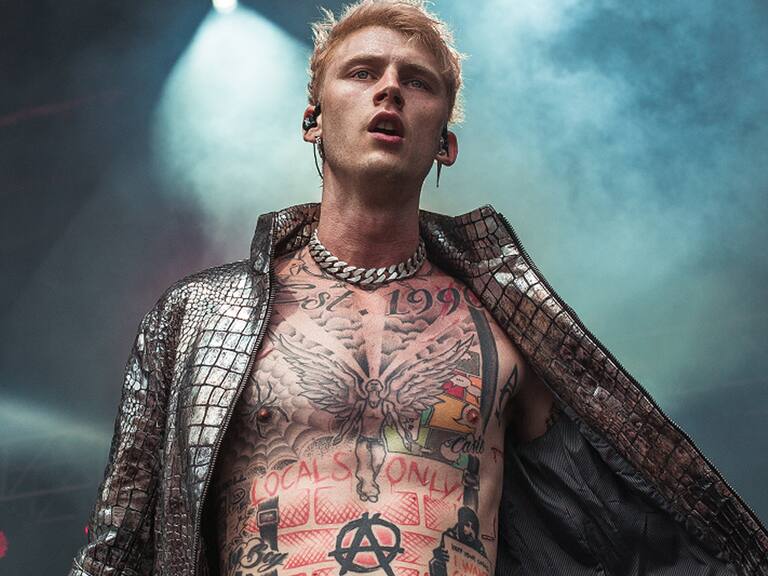 Machine Gun Kelly sufrió fuerte caída mientras se presentaba en Saturday Night Live