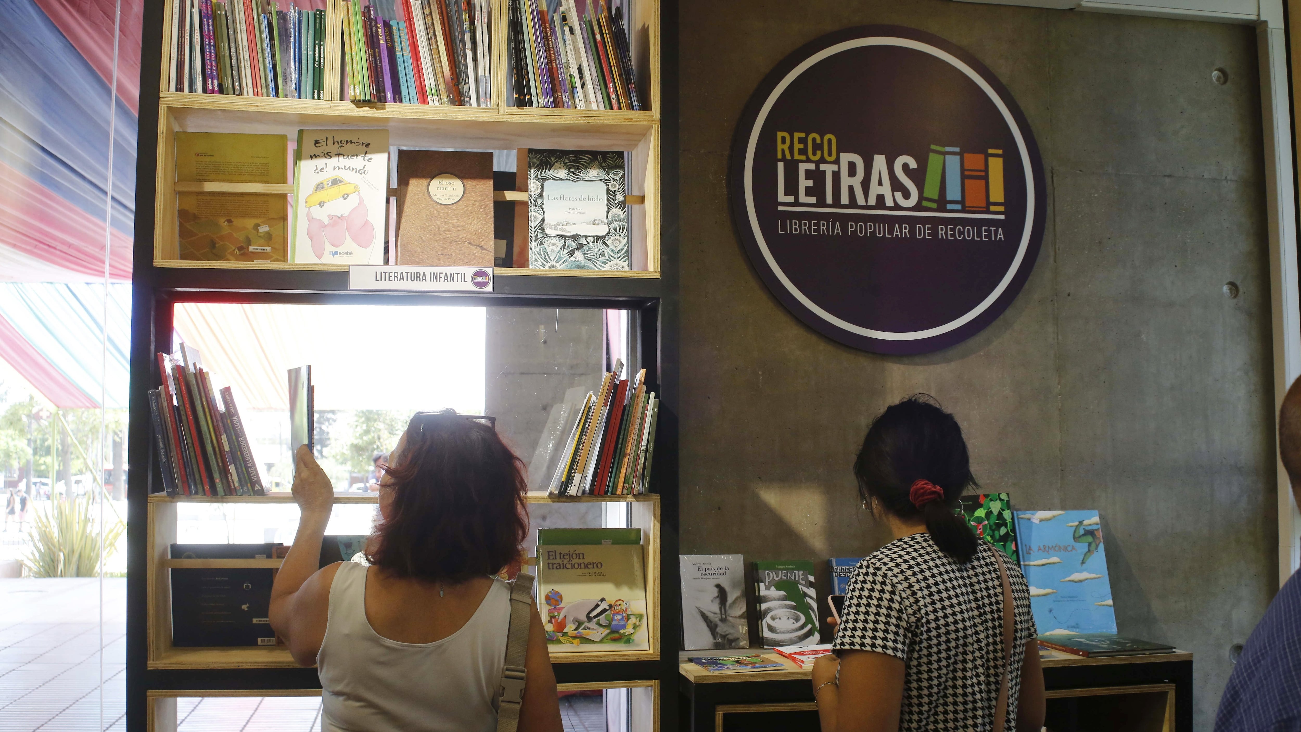 28 de Enero del 2019/SANTIAGO
Recoletras, Libreria Popular de Recoleta. Ubicada en la entrada de la Ilustre Municipalidad de Recoleta
FOTO:SEBASTIAN BROGCA/AGENCIAUNO
