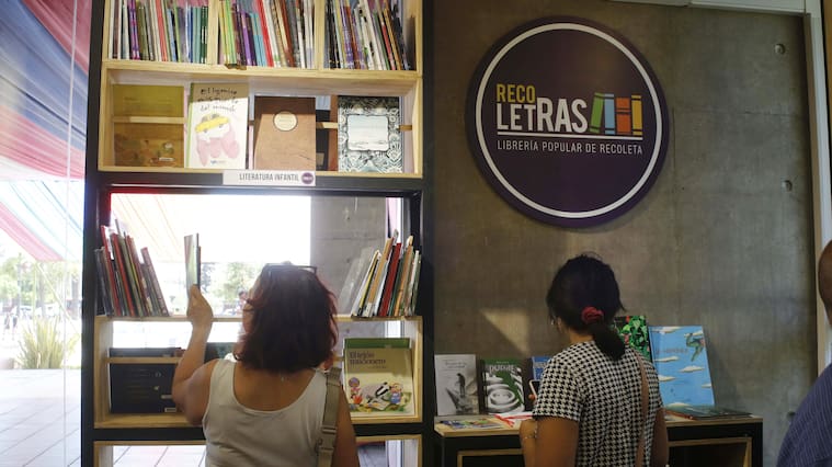 28 de Enero del 2019/SANTIAGO
Recoletras, Libreria Popular de Recoleta. Ubicada en la entrada de la Ilustre Municipalidad de Recoleta
FOTO:SEBASTIAN BROGCA/AGENCIAUNO