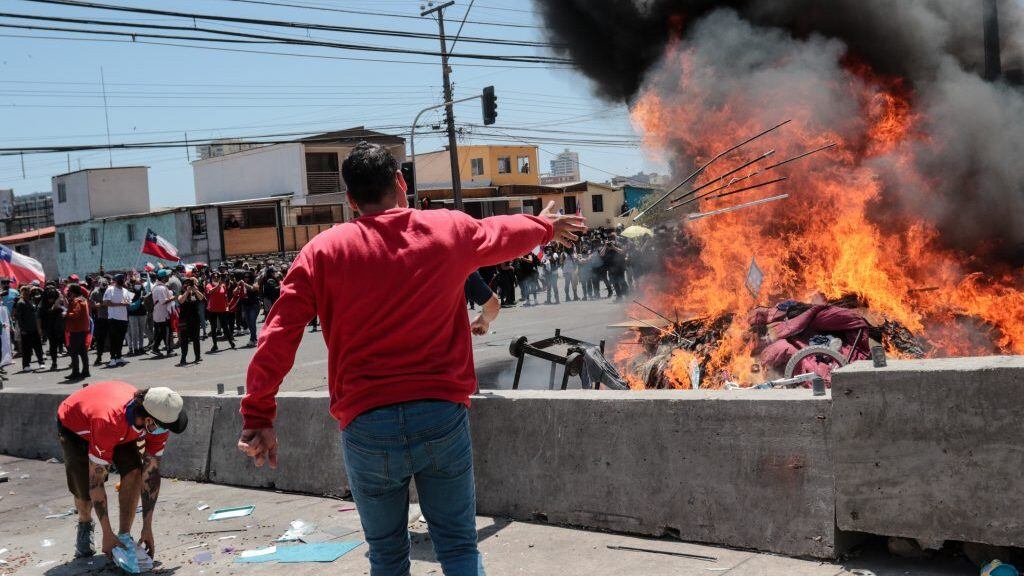 25 de Septiembre de 2021/IQUIQUECerca de cinco mil personas participaron de la marcha desde Plaza Brasil de Iquique, en contra de la inmigración irregular, que terminó con quema de carpas y ropas de un grupo de ciudadanos venezolanos que se encontraban instaladas en el sector de calle Las Rozas con Avenida Aeropuerto, en cercanías de Playa Brava
FOTO: JOHAN BERNA/AGENCIAUNO