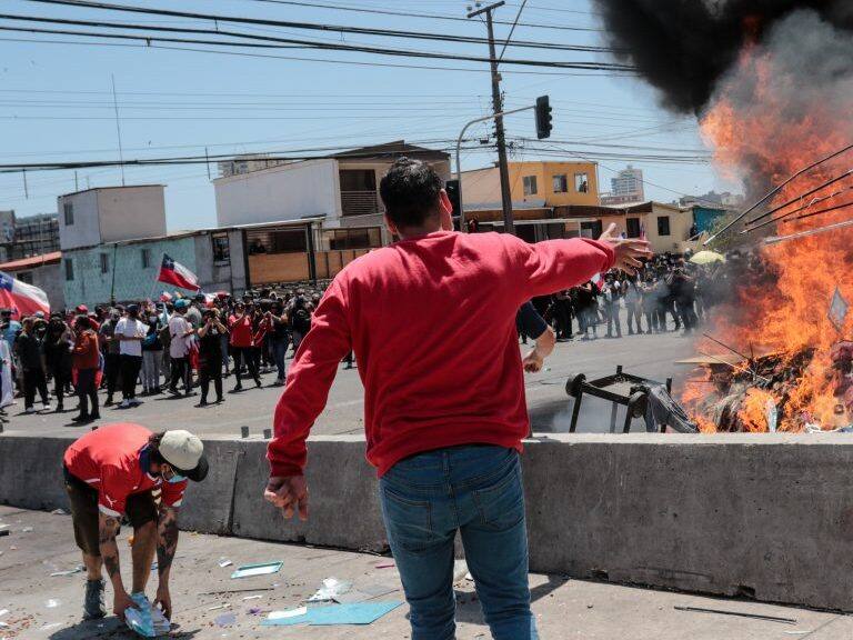 25 de Septiembre de 2021/IQUIQUECerca de cinco mil personas participaron de la marcha desde Plaza Brasil de Iquique, en contra de la inmigración irregular, que terminó con quema de carpas y ropas de un grupo de ciudadanos venezolanos que se encontraban instaladas en el sector de calle Las Rozas con Avenida Aeropuerto, en cercanías de Playa Brava
FOTO: JOHAN BERNA/AGENCIAUNO