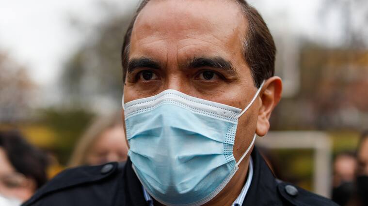 21 de agosto de 2021 /SANTIAGO El candidato presidencial del Partido Radical, Carlos Maldonado, junto a su familia concurre a votar en la Consulta Ciudadana de Unidad Constituyente, que se realiza en el Liceo confederación Suiza.
FOTO :CRISTOBAL ESCOBAR /AGENCIAUNO