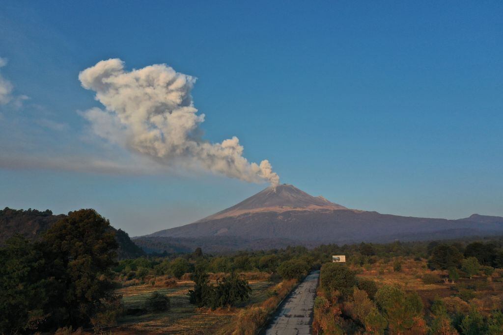 El humo se levanta tras la erupción del volcán Popocatépetl en México