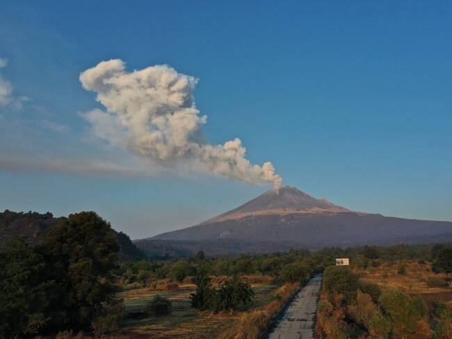 El humo se levanta tras la erupción del volcán Popocatépetl en México
