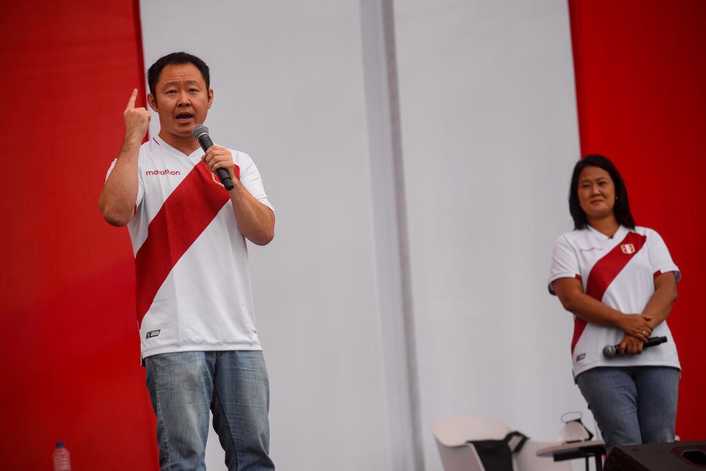 Kenji Fujimori junto a su hermana Keiko en la campaña electoral en Perú
