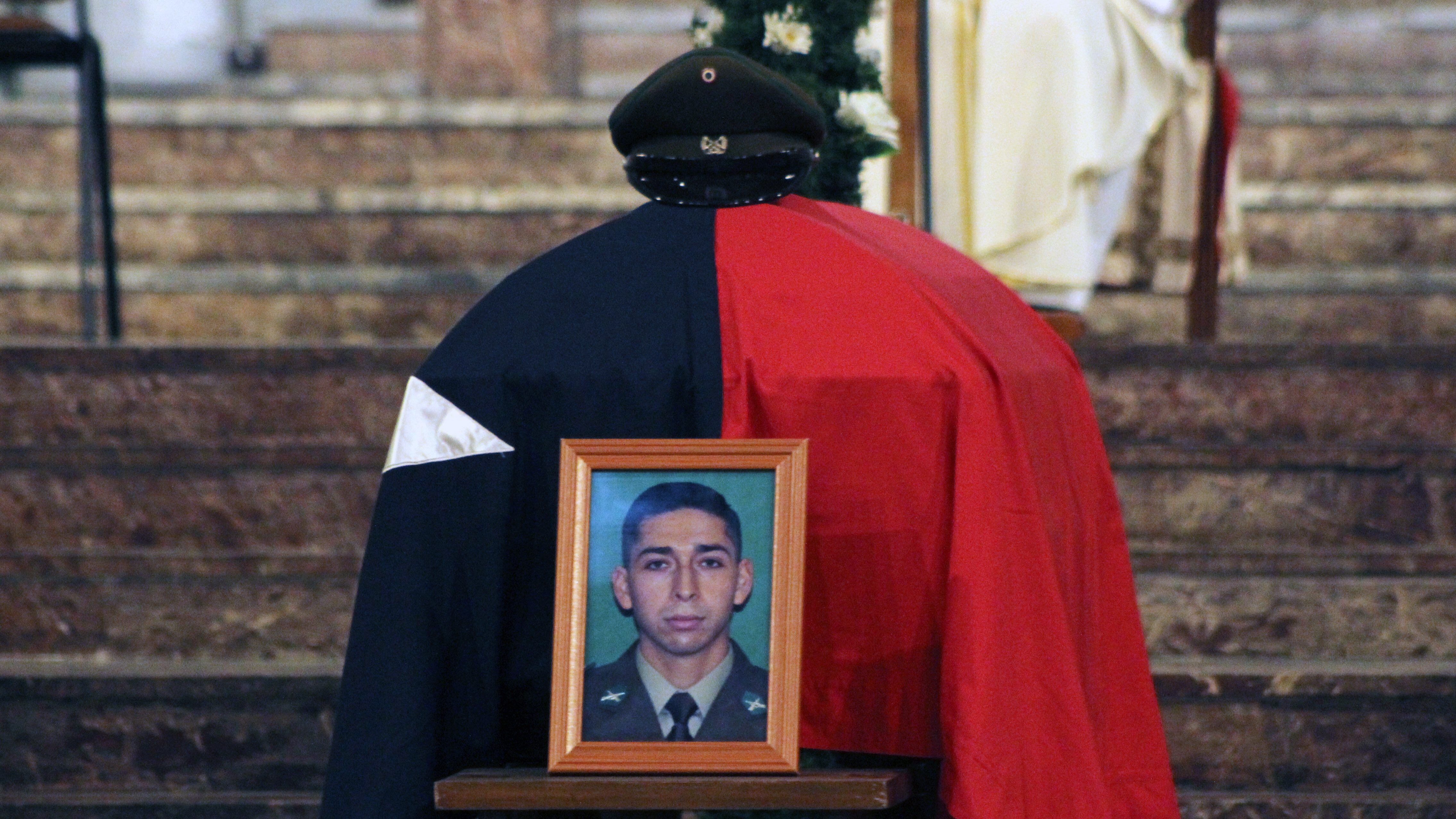 04 DE MAYO DE 2022/CHILLANVelorio de carabinero asesinado , durante un control de drogas realizado en la Villa Brisas del Bicentenario , donde sujeto al ser sorprendido con sustancias ilícitas atacó un carabinero el cual repelio el ataque resultando el civil y el uniformado fallecidos en el lugar
FOTO:JOSE CAMPOS/ AGENCIAUNO