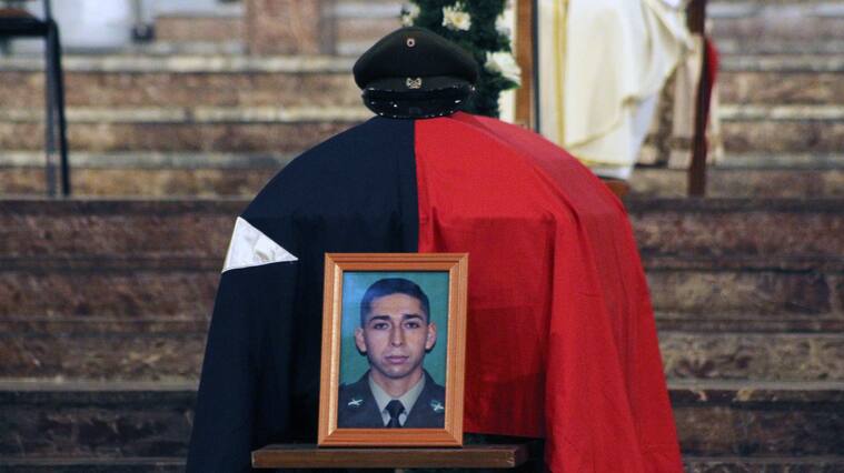 04 DE MAYO DE 2022/CHILLANVelorio de carabinero asesinado , durante un control de drogas realizado en la Villa Brisas del Bicentenario , donde sujeto al ser sorprendido con sustancias ilícitas atacó un carabinero el cual repelio el ataque resultando el civil y el uniformado fallecidos en el lugar
FOTO:JOSE CAMPOS/ AGENCIAUNO