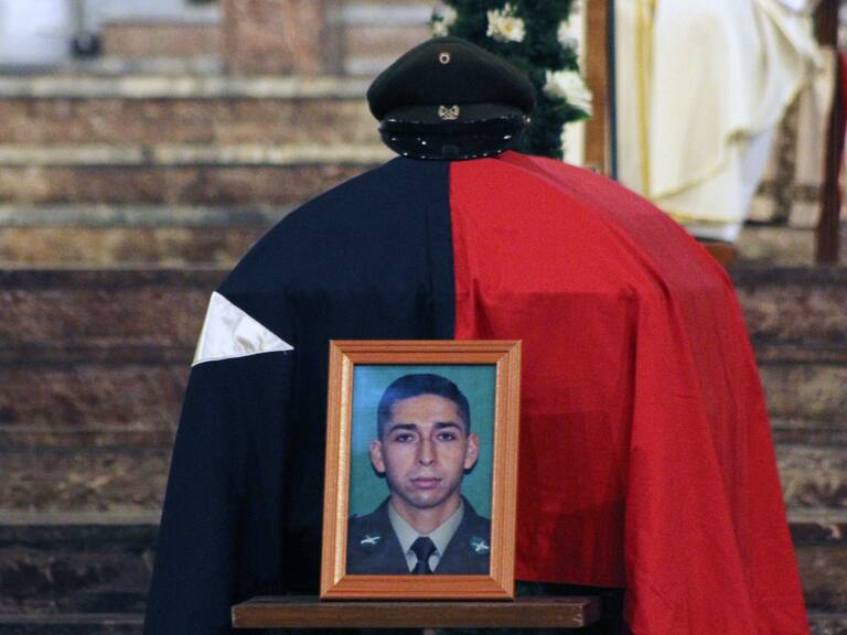 04 DE MAYO DE 2022/CHILLANVelorio de carabinero asesinado , durante un control de drogas realizado en la Villa Brisas del Bicentenario , donde sujeto al ser sorprendido con sustancias ilícitas atacó un carabinero el cual repelio el ataque resultando el civil y el uniformado fallecidos en el lugar
FOTO:JOSE CAMPOS/ AGENCIAUNO